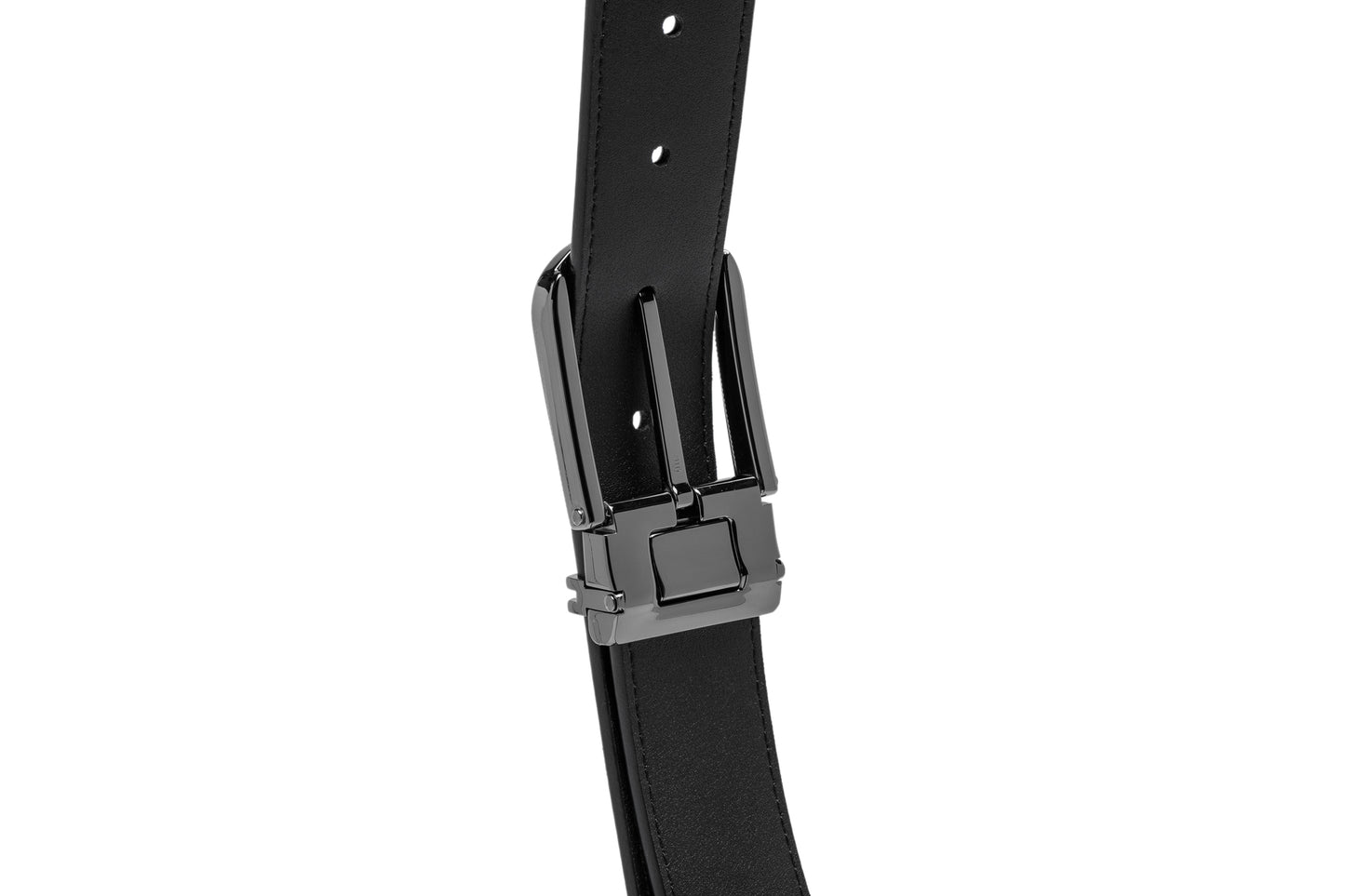 Close up back buckled view of the Samsonite AAMIR II BIZCTR Arc Black Leather Belt. Shop Now Online