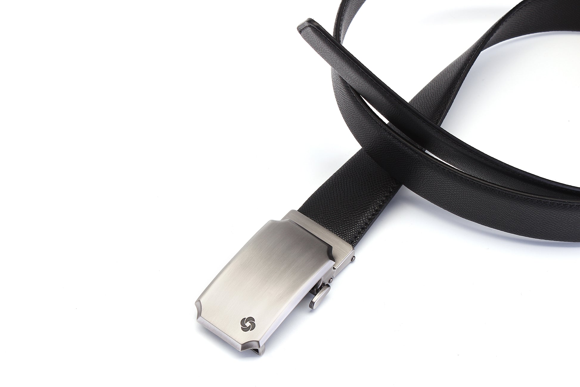 Buckle front view of the Samsonite AAMIR Basic Auto Belt in Black. Available Now Online.