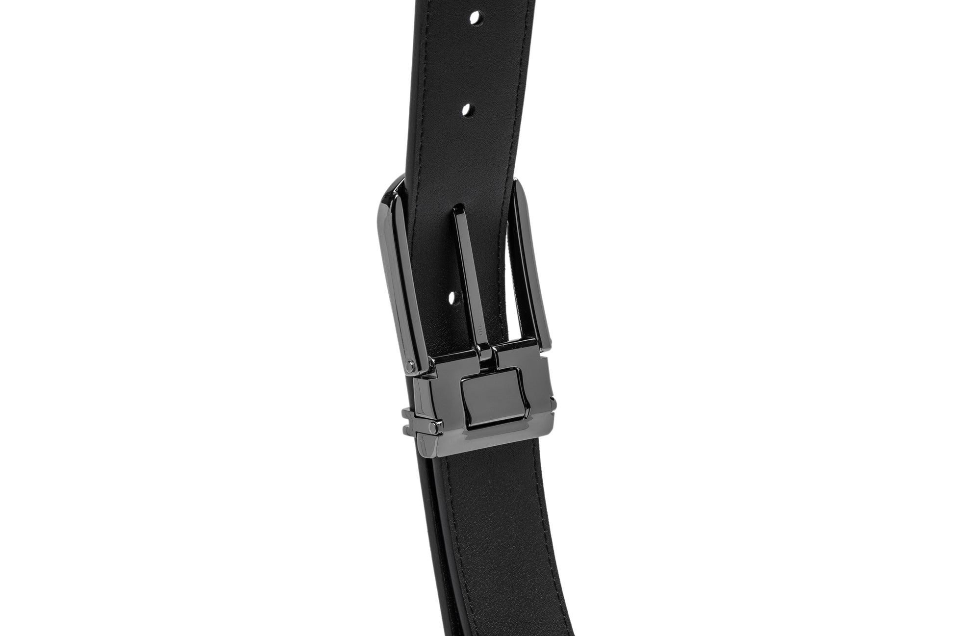 Close up back buckled view of the Samsonite AAMIR II BIZCTR Arc Black Leather Belt. Shop Now Online