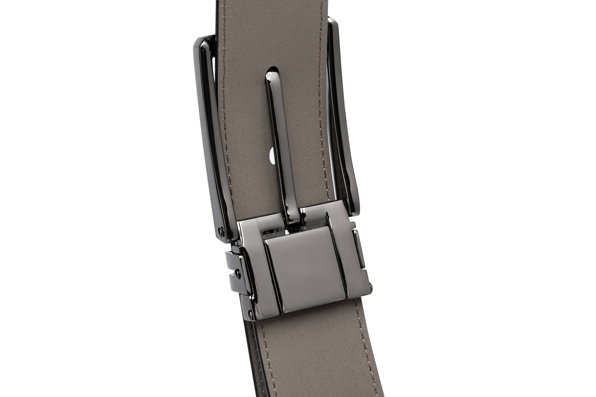 Close up back buckled view of the Samsonite AAMIR II Bizctr Square Belt in Black. Available Online Now
