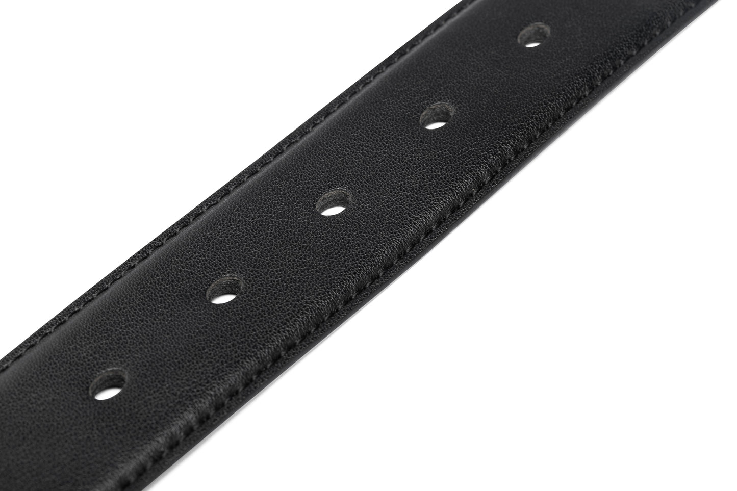 Close up belt holes view of the Samsonite AAMIR II Bizctr Square Belt in Black. Available Online Now