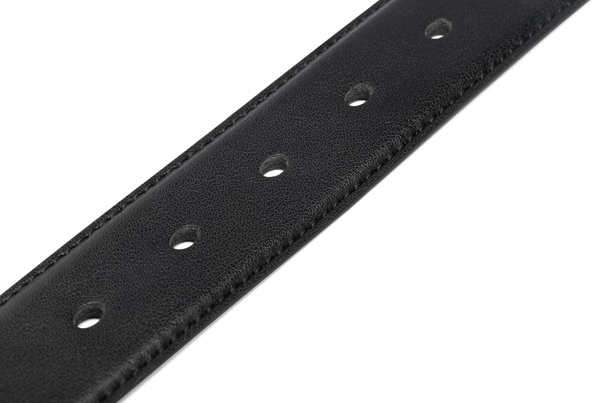 Close up belt holes view of the Samsonite AAMIR II Bizctr Square Belt in Black. Available Online Now
