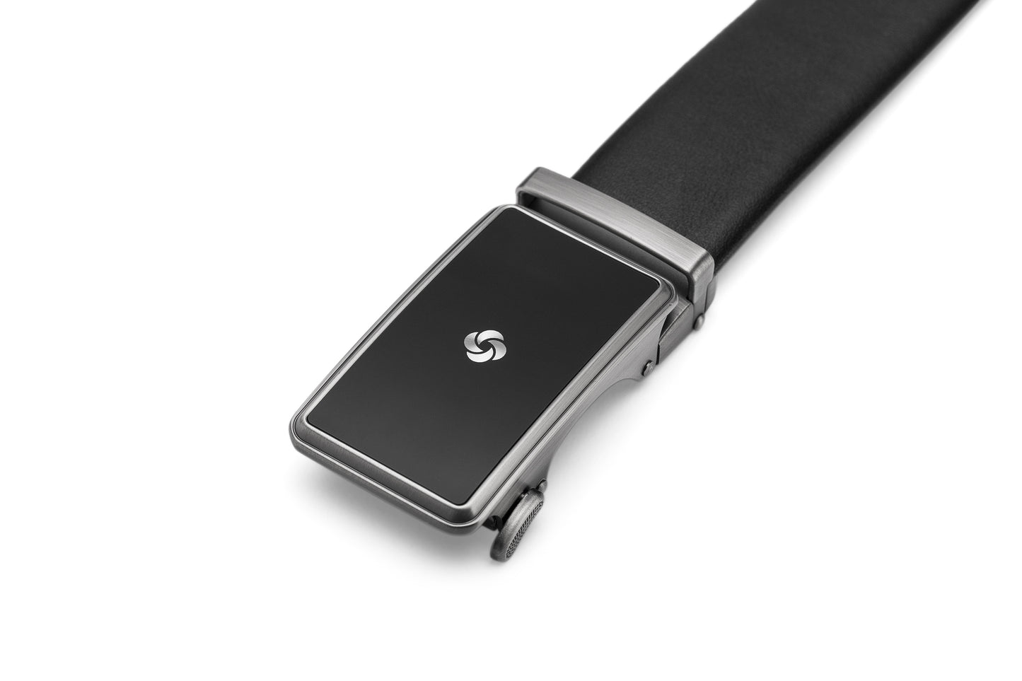 Close up buckle-only view of the Samsonite AAMIR II Bizplate Al Auto 02 Leather Black Belt. Find Online Today