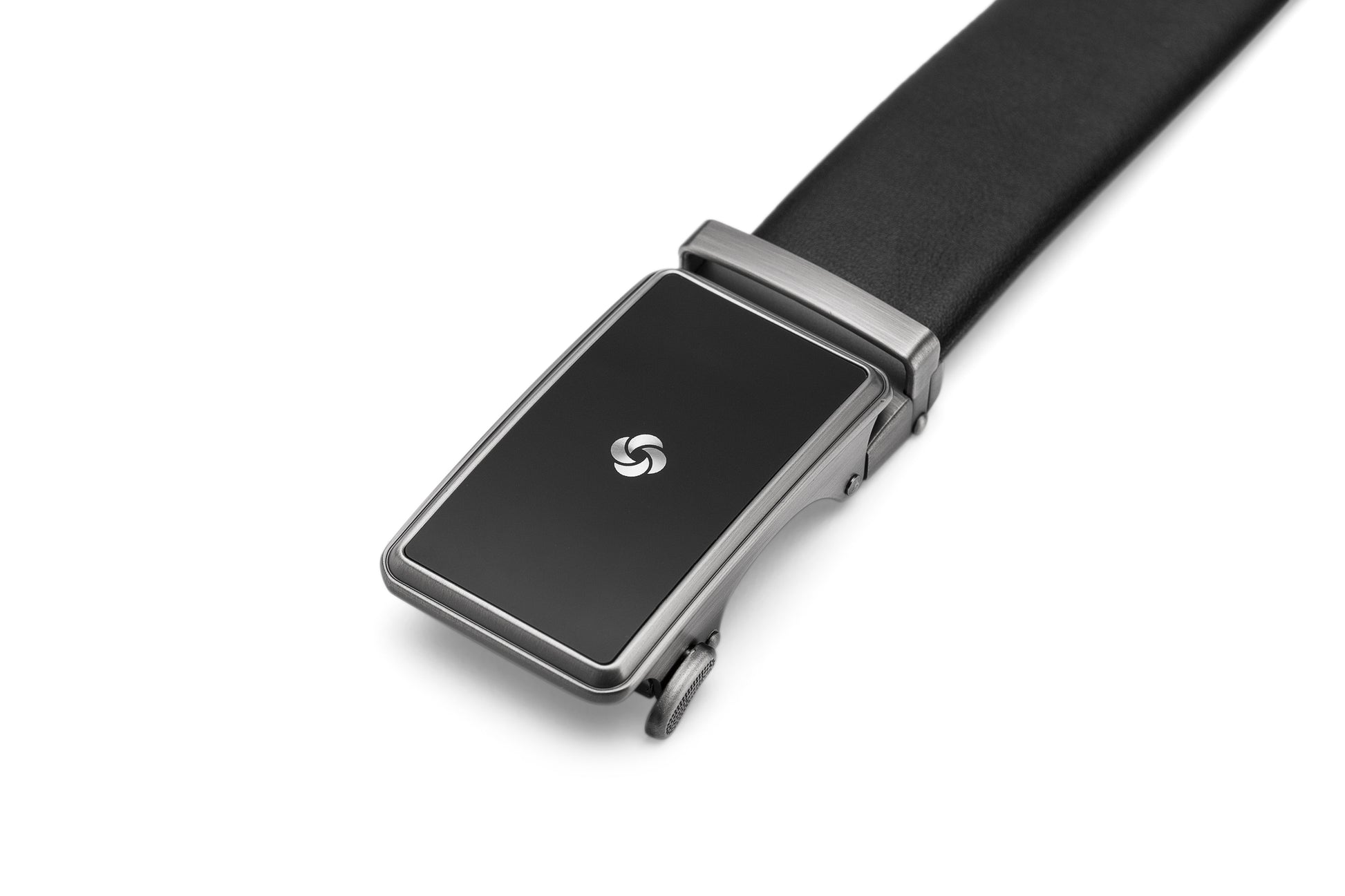 Close up buckle-only view of the Samsonite AAMIR II Bizplate Al Auto 02 Leather Black Belt. Find Online Today