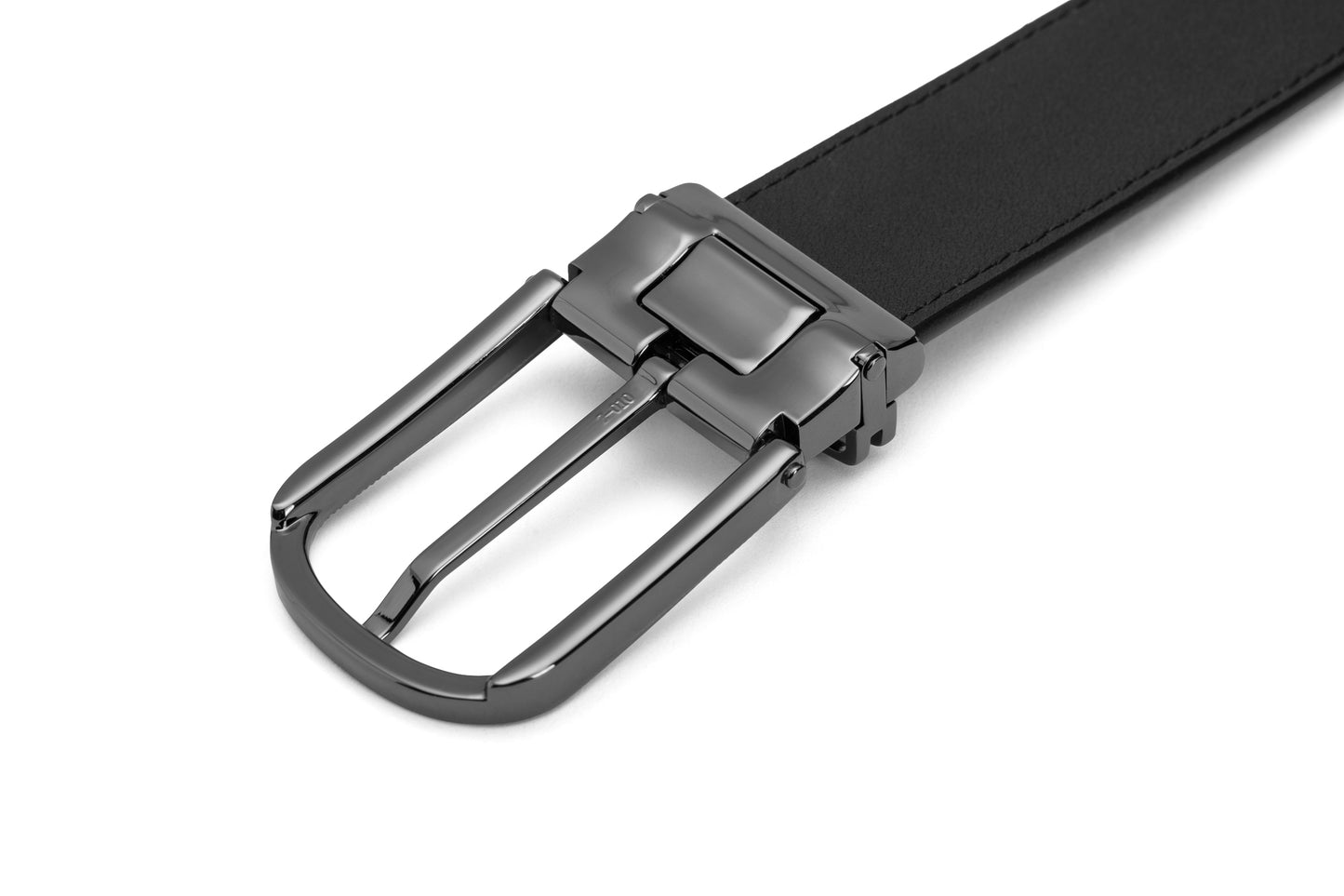 Close up buckle back view of the Samsonite AAMIR II BIZCTR Arc Black Leather Belt. Shop Now Online