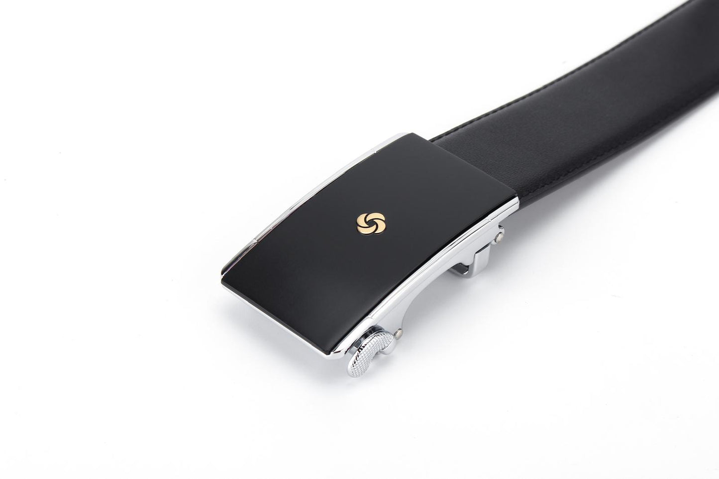 Close up buckle front view of the AAMIR Basic Auto Golden Logo Belt in Black. Shop Online Today.