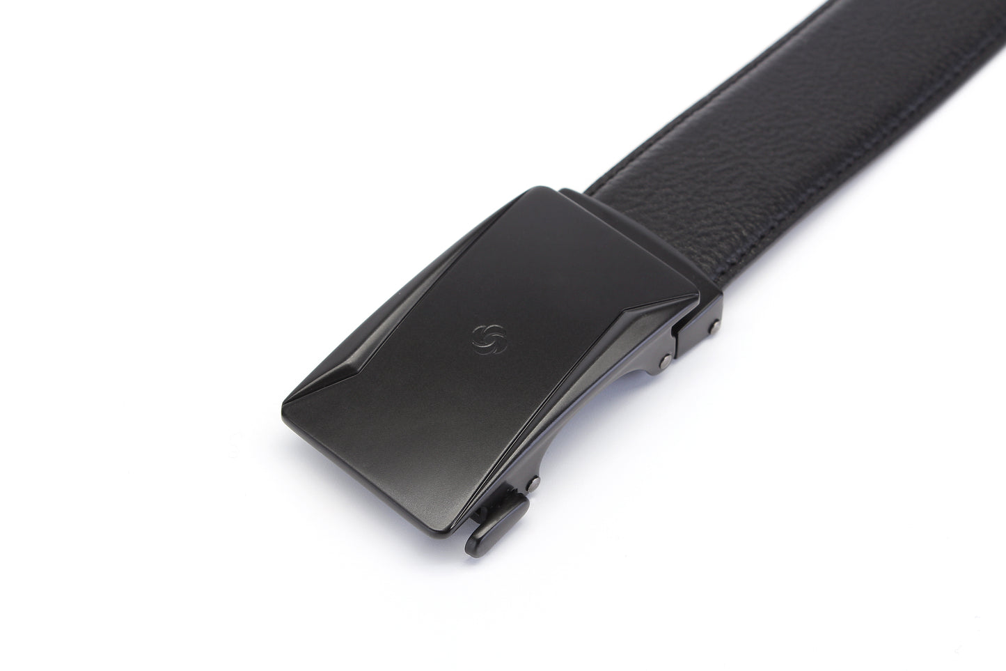 Close up buckle front view of the AAMIR Casual Auto Belt in Black. Find the Collection Online.