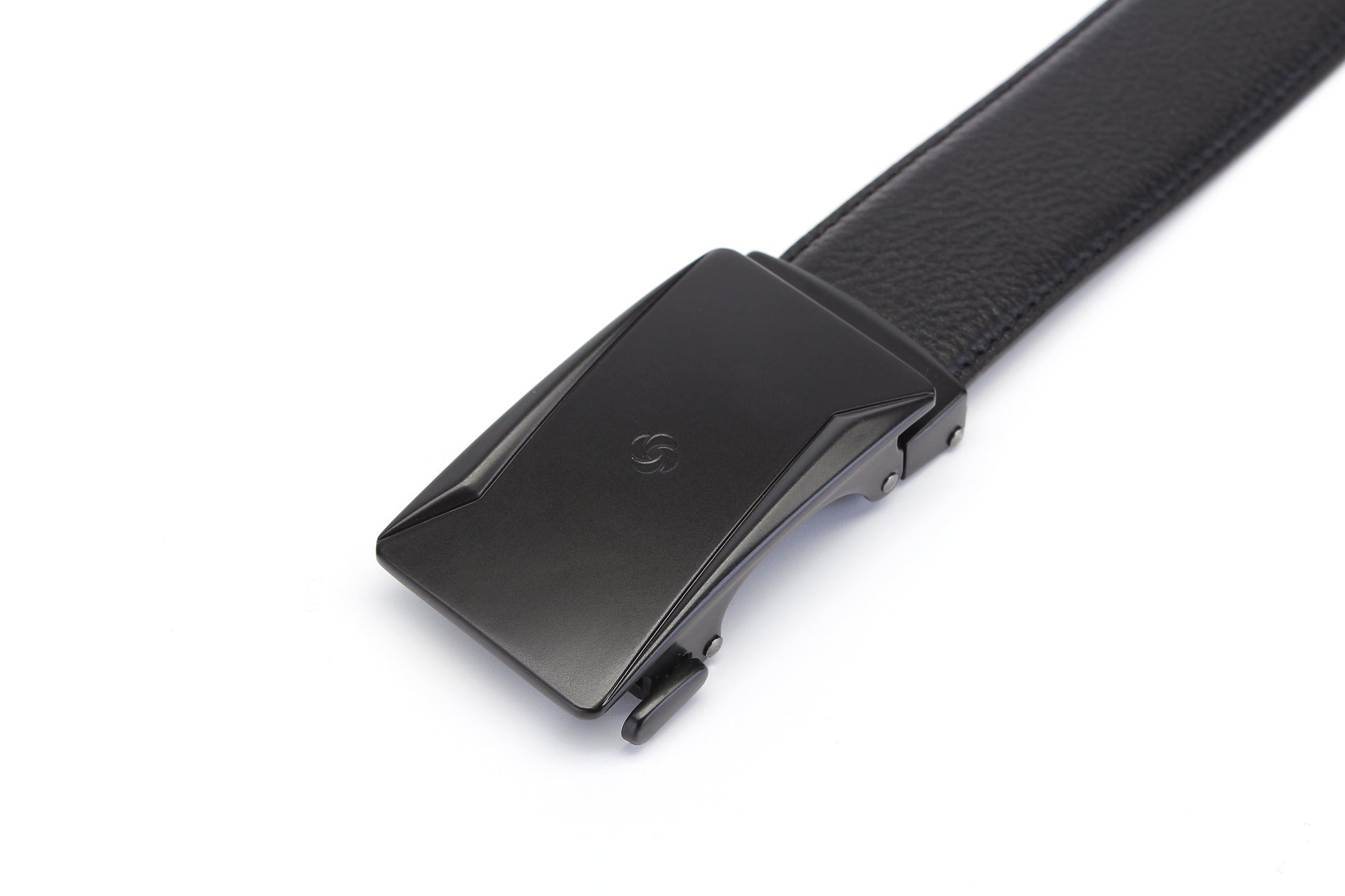 Close up buckle front view of the AAMIR Casual Auto Belt in Black. Find the Collection Online.
