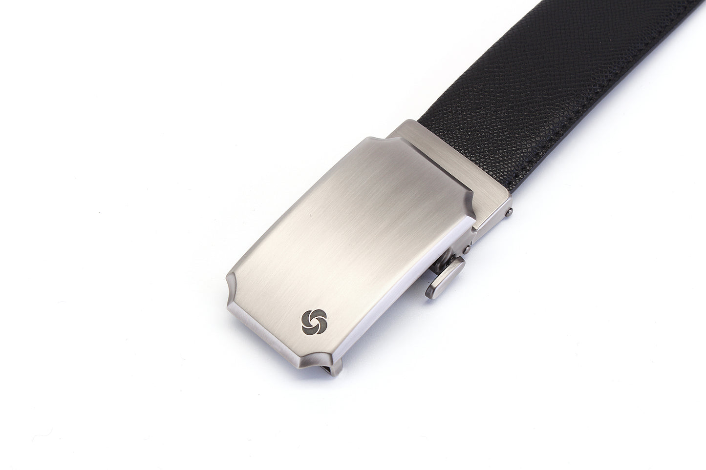 Close up buckle front view of the Samsonite AAMIR Basic Auto Belt in Black. Available Now Online.