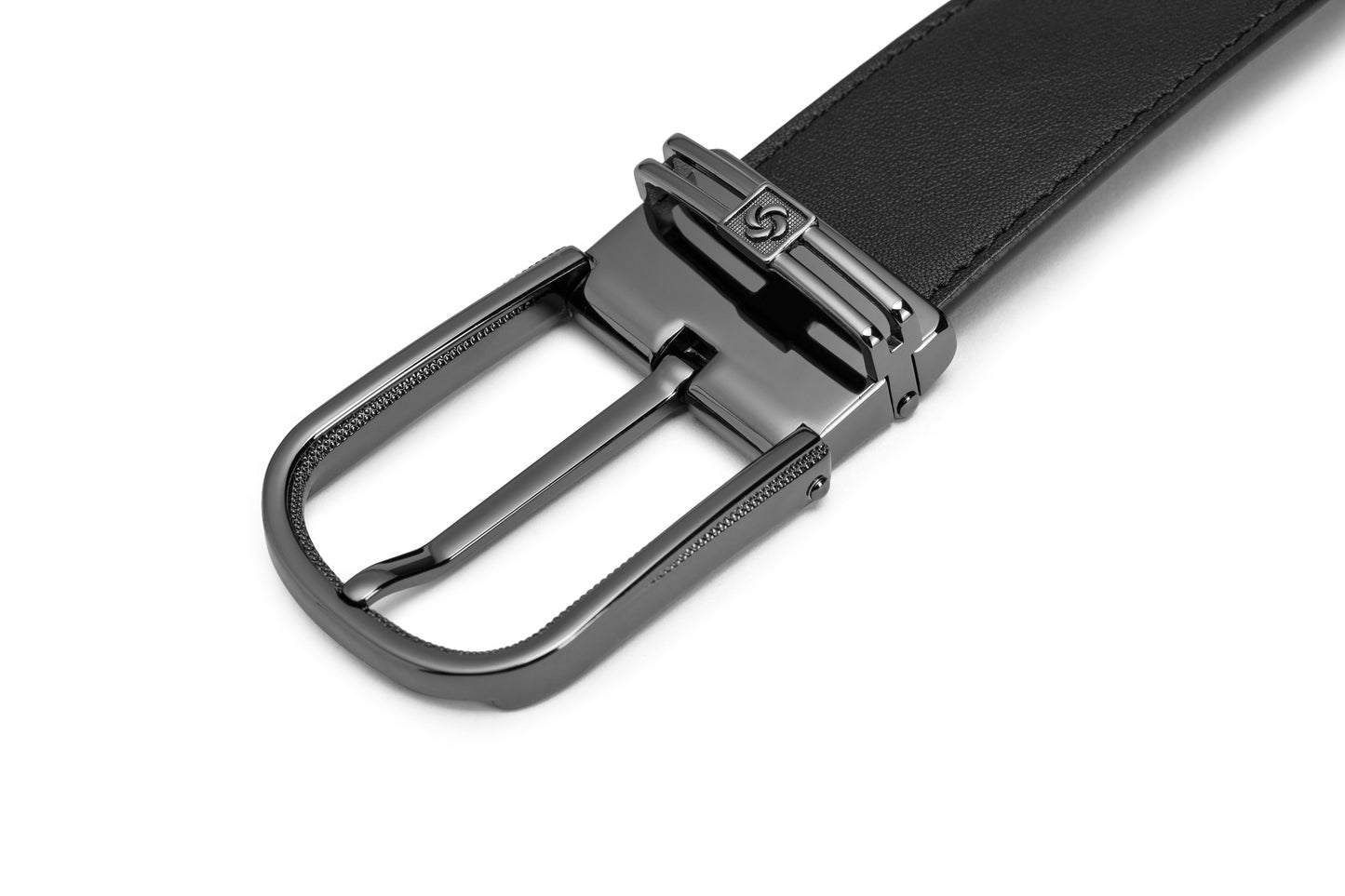 Close up buckle view of the Samsonite AAMIR II BIZCTR Arc Black Leather Belt. Shop Now Online