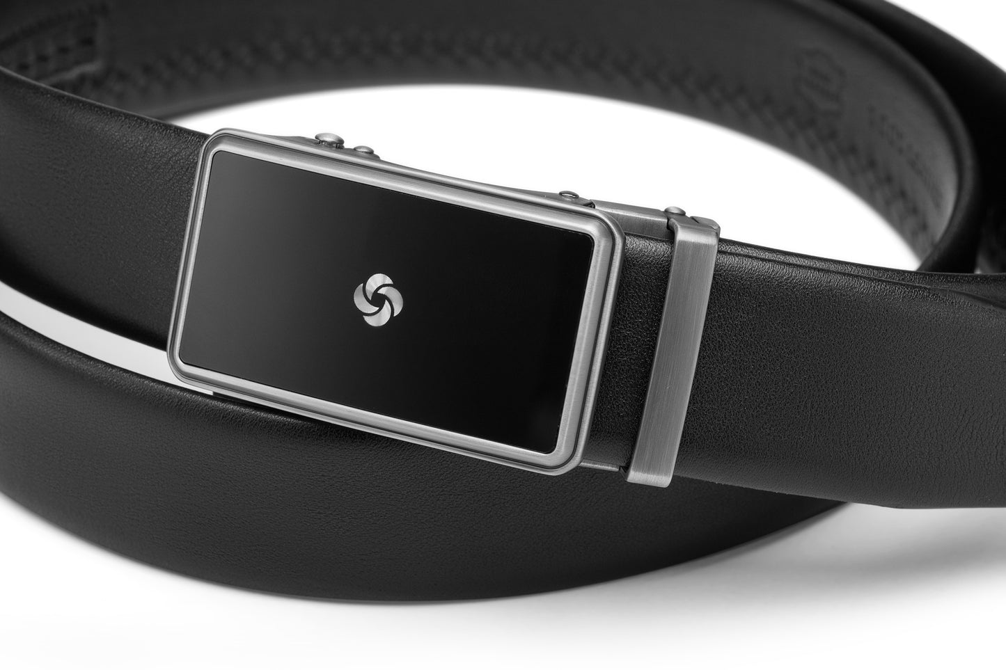 Close up buckle view of the Samsonite AAMIR II Bizplate Al Auto 02 Leather Black Belt. Find Online Today