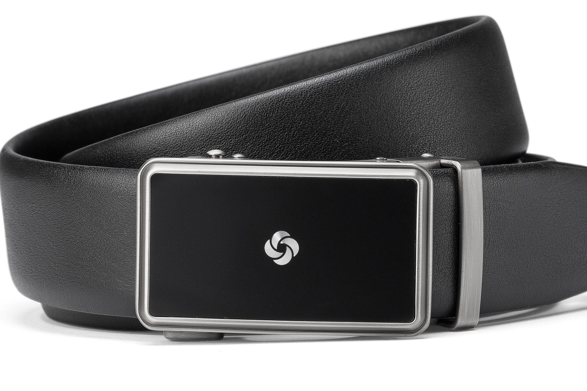 Close up front buckle view of the Samsonite AAMIR II Bizplate Al Auto 02 Leather Black Belt. Find Online Today