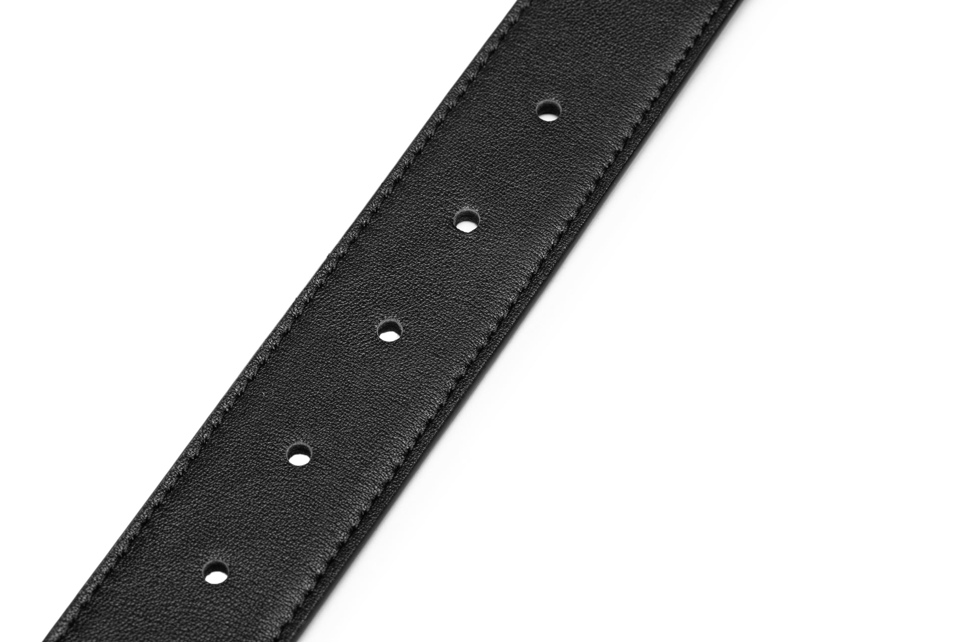 Close up holes view of the Samsonite AAMIR II BIZCTR Arc Black Leather Belt. Shop Now Online