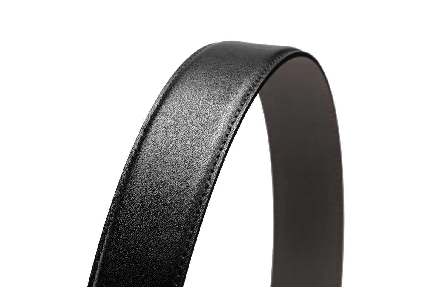 Close up leather view of the Samsonite AAMIR II Bizctr Square Belt in Black. Available Online Now