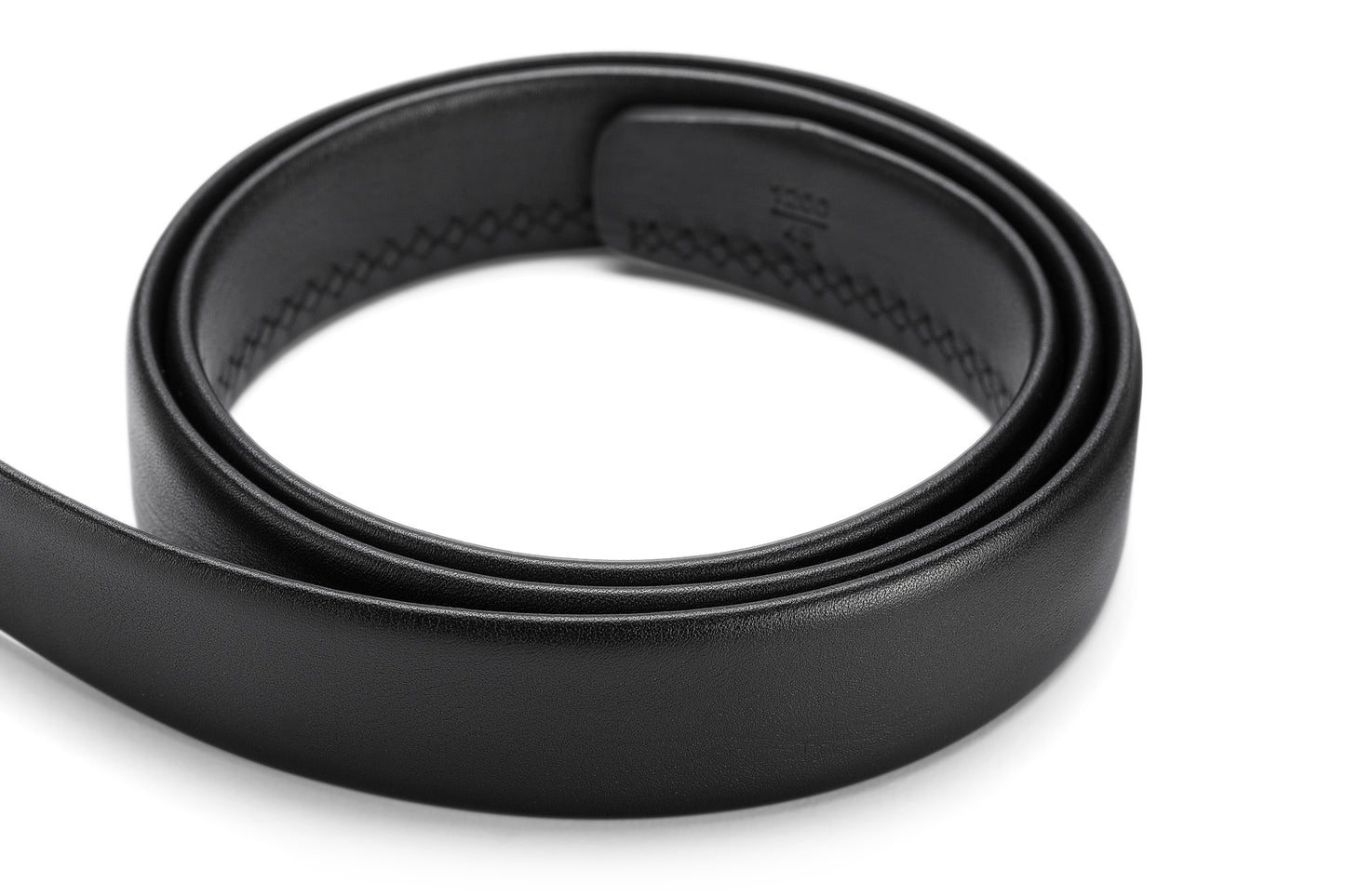 Close up rolled belt view of the Samsonite AAMIR II Bizplate Al Auto 02 Leather Black Belt. Find Online Today