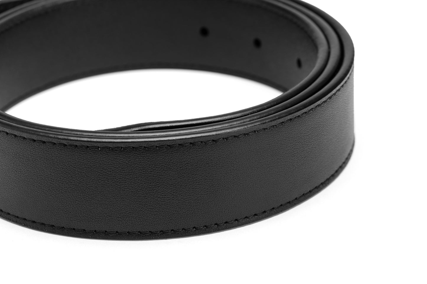 Close up rolled view of the Samsonite AAMIR II BIZCTR Arc Black Leather Belt. Shop Now Online