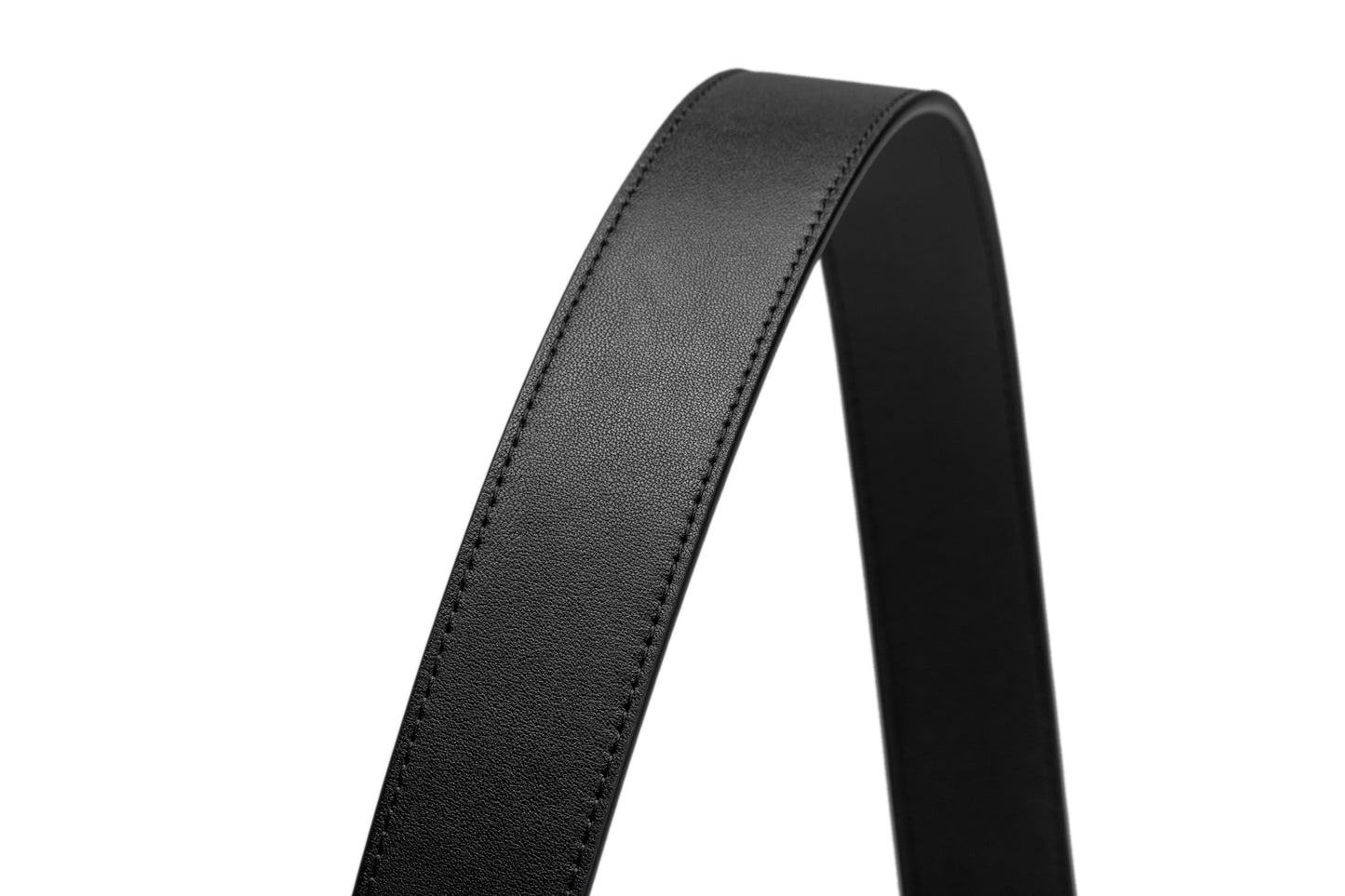 Close up stitching view of the Samsonite AAMIR II BIZCTR Arc Black Leather Belt. Shop Now Online